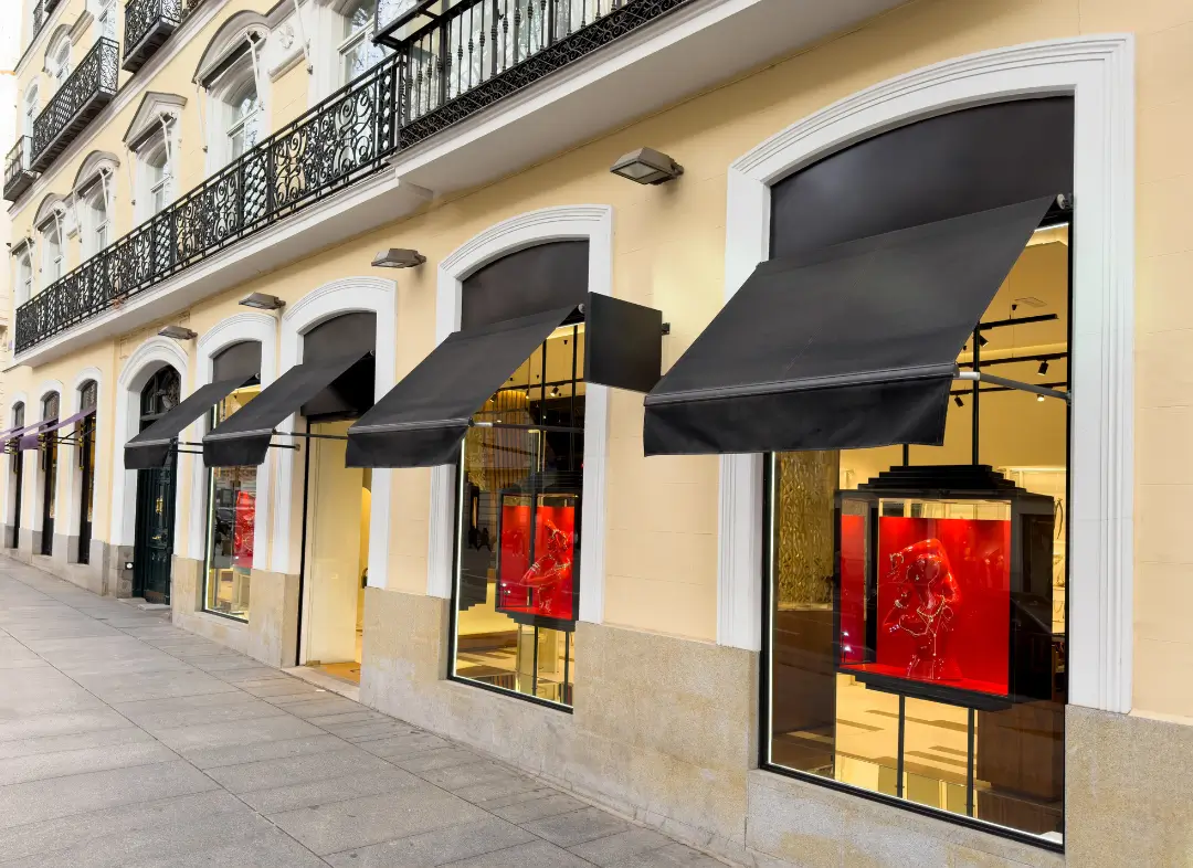 Façade vitrine de magasin en aluminium sur mesure à La Trinité
